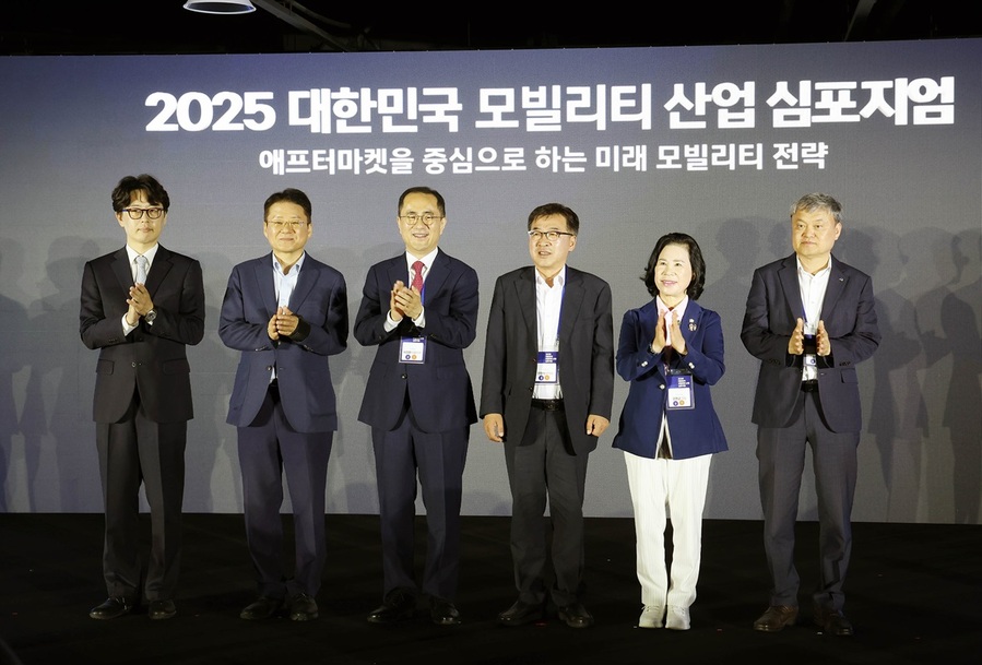 ▲ 충남 천안에 국내 최대 규모이자 충남 최초 중고차경매장이 문을 열고 본격 가동을 시작했다. 전형식 충남도지사와 김행금 천안시의장 등 내빈들이 기념식에 참석해 박수를 치고 있다.ⓒ충남도