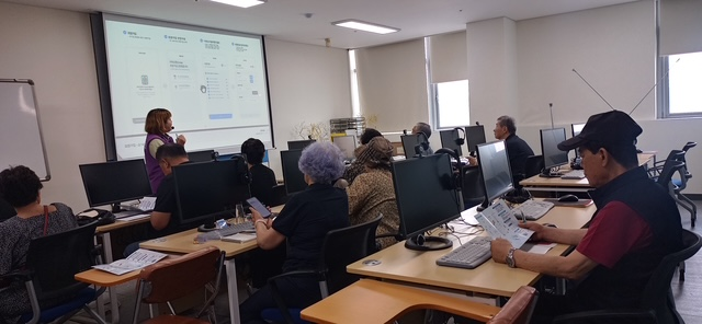 ▲ 아산시가 디지털 소외계층인 어르신들을 위한 스마트폰 활용 교육을 하고 있다.ⓒ아산시