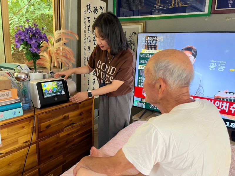 ▲ 아산시가 독거노인을 대상으로 ‘응급안전 안심서비스’를  운영하고 있는 모습.ⓒ아산시