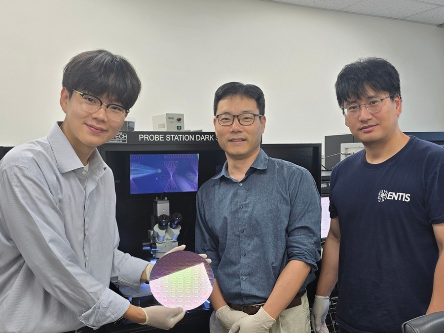 ▲ 왼쪽부터 KAIST 전기및전자공학부 박시온 석박사통합과정, 충남대 이종원 교수, KAIST 최신현 교수.ⓒKAIST