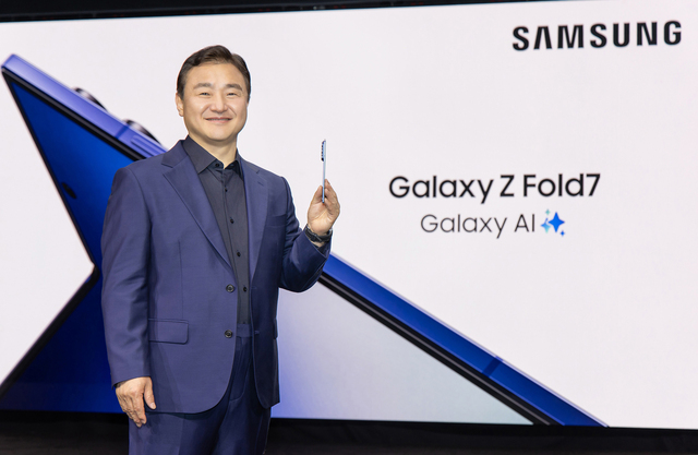 ▲ 삼성전자 갤럭시언팩에서 '갤럭시Z폴드7' 얇기를 강조하는 노태문 MX사업부장 ⓒ삼성전자