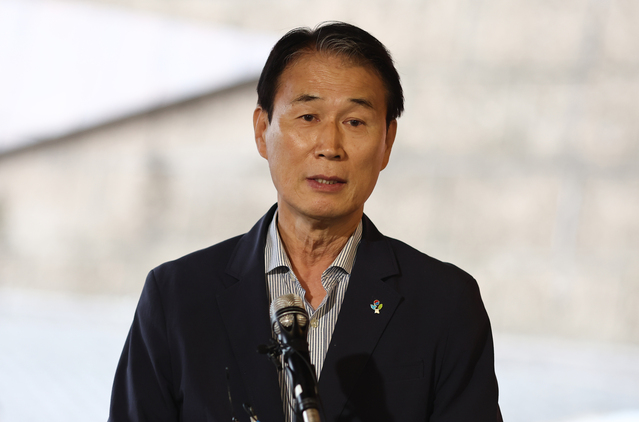 ▲ 권오을 국가보훈부 장관 후보자가 25일 청문회 준비 사무실이 마련된 서울스퀘어로 출근하며 지명 소감을 밝히고 있다. ⓒ연합뉴스