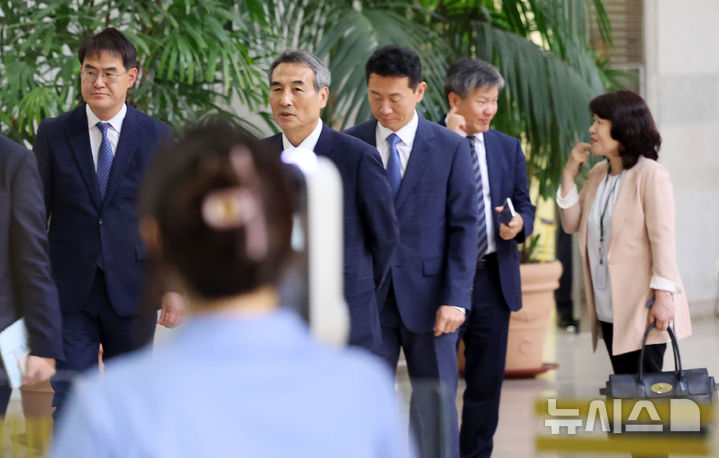 ▲ 윤석열 전 대통령 부인 김건희 여사 관련 의혹을 수사하는 민중기 특별검사를 비롯한 특검보들이 지난달 18일 서울 서초구 서울중앙지방검찰청에서 박승환 검사장 직무대리와 면담을 마친 뒤 이동하고 있다. 왼쪽부터 김형근 특검보, 민중기 특검, 박상진, 문홍주, 오정희 특검보. ⓒ뉴시스