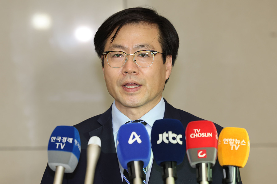 ▲ 미국 트럼프 행정부와 통상 협상을 위해 출국했던 여한구 산업통상자원부 통상교섭본부장이 10일 인천국제공항 제2터미널을 통해 귀국해 취재진 질의에 답하고 있다. 2025.07.10.ⓒ뉴시스