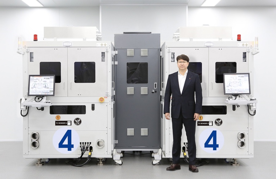 ▲ 한미반도체 곽동신 회장과 HBM4 전용 장비 'TC 본더 4' 제품 이미지 ⓒ한미반도체