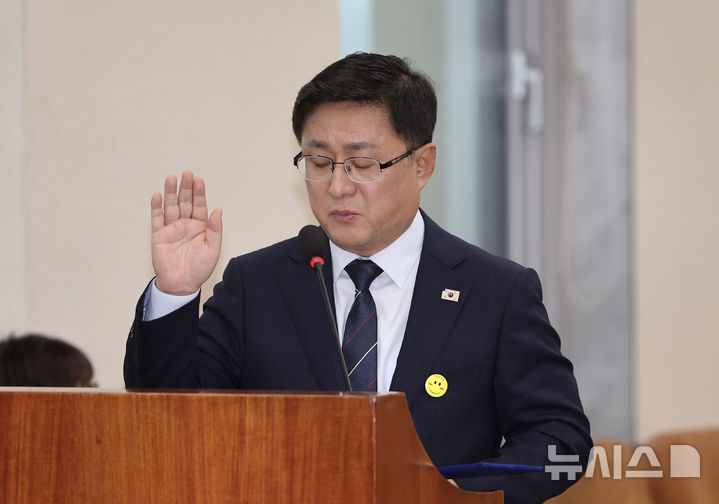 ▲ 김성환 환경부 장관 후보자가 15일 서울 여의도 국회 환경노동위원회에서 열린 인사청문회에서 선서를 하고 있다. ⓒ뉴시스