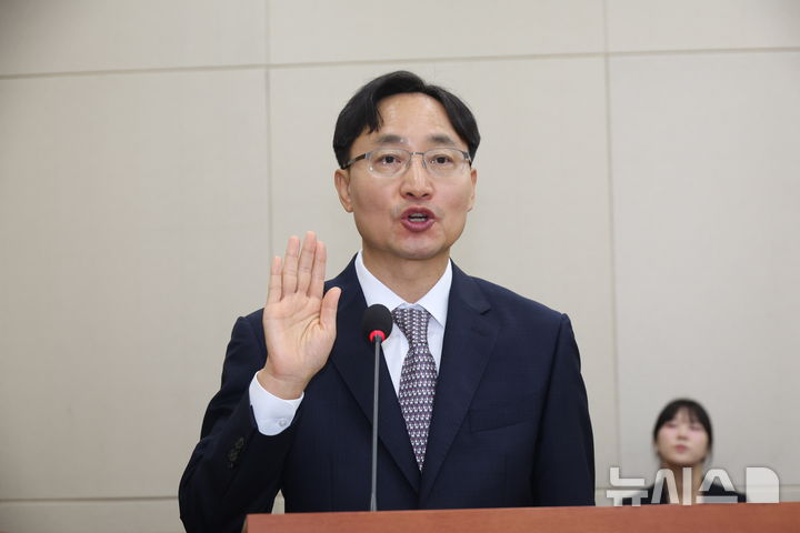 ▲ 임광현 국세청장 후보자가 15일 서울 여의도 국회에서 열린 기획재정위원회의 국세청장 인사청문회에서 선서를 하고 있다.ⓒ뉴시스