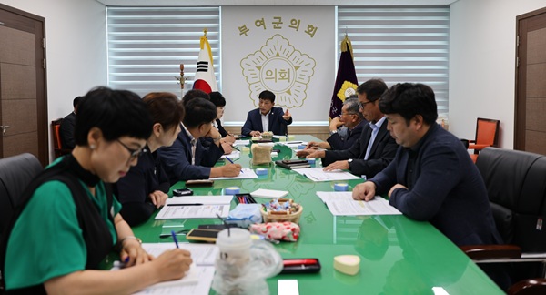 ▲ 2025년 제5차 의정협의회가 14일 의정협의회실에서 열린 가운데 김영춘 의장과 의원들이 현안을 협의하고 있다.ⓒ부여군의회