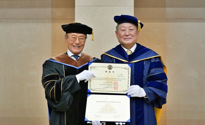 ▲ 윤윤수 미스토홀딩스 회장(왼쪽)이 박정운 한국외대 총장으로부터 명예 경제학박사 학위를 받고 기념사진을 찍고 있다.ⓒ한국외대