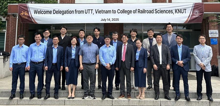 ▲ 베트남 교통기술대학교(University of Transport Technology, UTT) 관계자 10명이 지난 14일 국립한국교통대학교(총장 윤승조) 의왕캠퍼스를 방문해 기념촬영을 하고 있다. ⓒ국립한국교통대학교
