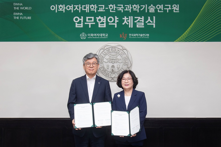 ▲ 오상록 KIST 원장(왼쪽)과 이향숙 이화여대 총장이 업무협약식을 마치고 기념촬영을 하고 있다.ⓒ이화여대