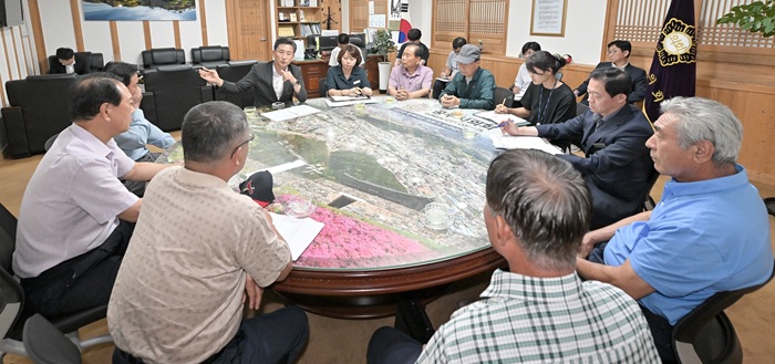 ▲ 임달희 공주시의회 의장이 지난 14일 의장실에서 탄천면 덕지리 폐기물처리시설 조성에 반대하는 투쟁위원회와 간담회를 하고 있다.ⓒ공주시의회