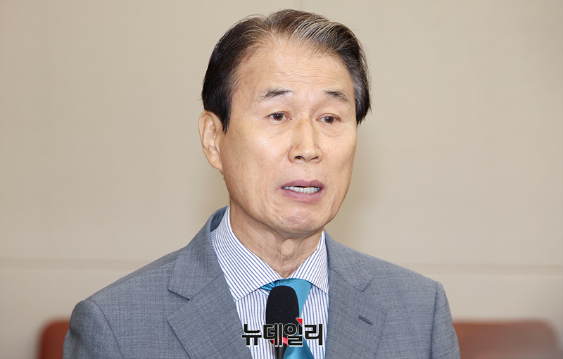 ▲ 권오을 국가보훈부 장관 후보자가 15일 오전 국회 정무위원회 전체회의장에서 열린 인사청문회에서 모두발언을 하고 있다. ⓒ서성진 기자