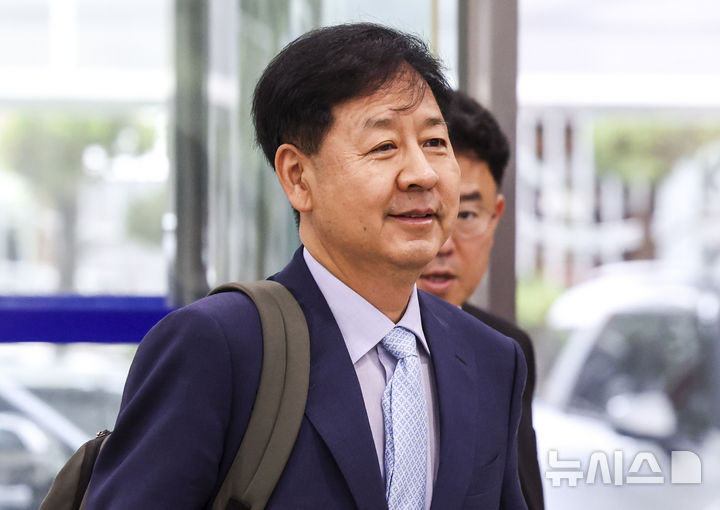 ▲ 구윤철 경제부총리 겸 기획재정부 장관 후보자가 지난달 30일 서울 중구 예금보험공사에 마련된 후보자 사무실로 출근하고 있다. ⓒ뉴시스