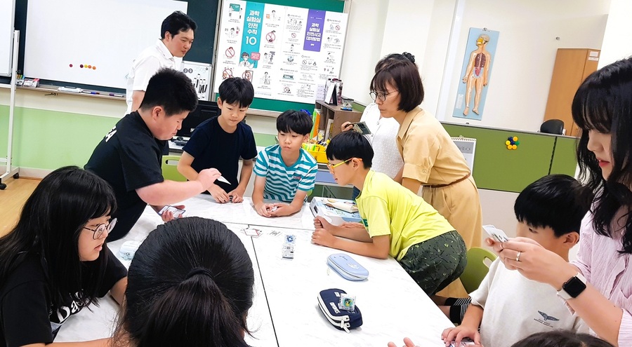 ▲ 청주 청남농협 임직원이 신송초등학교 학생들에게 ‘1사1교 금융교육’을 하고 있다. ⓒ충북농협