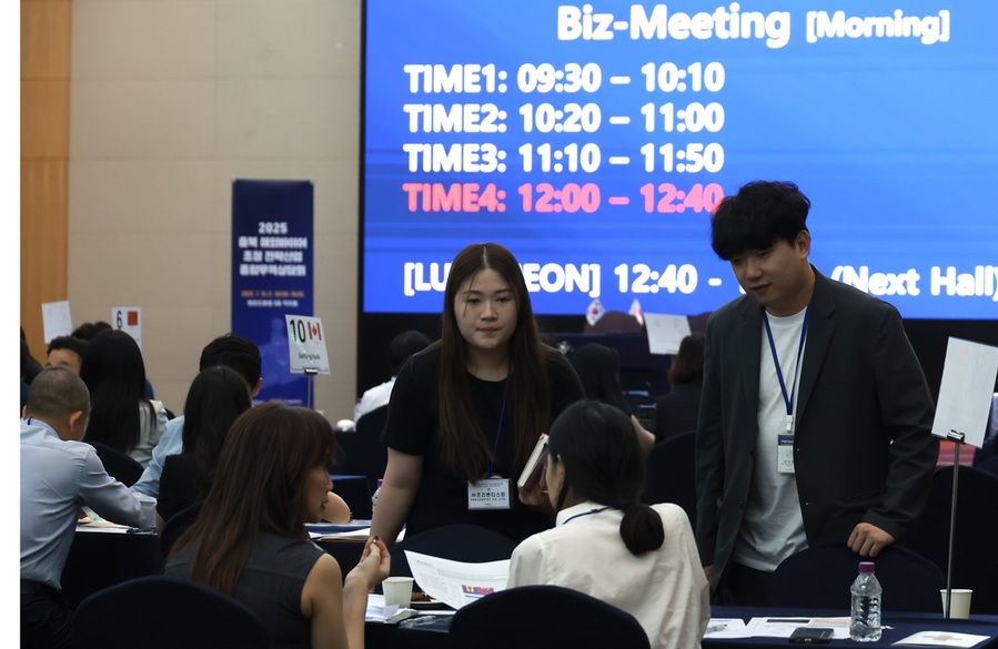 ▲ 충북도는 코트라 충북지원본부와 함께 15일 청주 엔포드 호텔서 ‘충북 해외바이어 초청 전략산업 종합상담회’를 개최하고 글로벌 경기둔화와 내수 부진으로 어려움을 겪고 있는 도내 수출 유망기업과 초보기업에 대한 본격적인 해외시장 판로 개척에 나섰다. ⓒ충북도