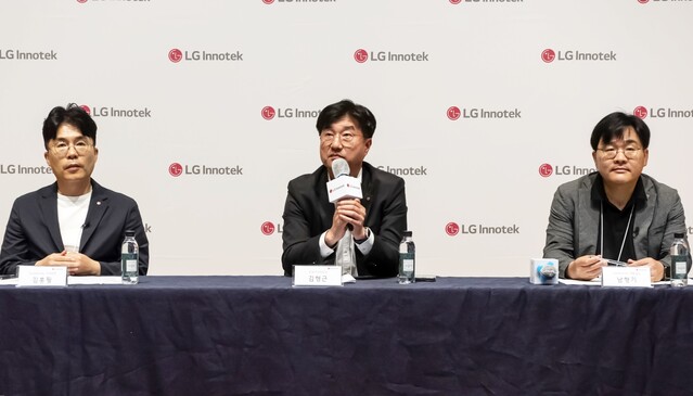 ▲ 7월 15일 강서구 LG사이언스파크에 위치한 LG이노텍 마곡 본사에서 개최된 '차세대 디지털키 솔루션 기술 설명회'에서 김홍필 커넥티비티 사업담당과 김형근 전장마케팅담당, 남형기 커넥티비티 개발실장이 질의응답을 하고 있다.ⓒLG이노텍