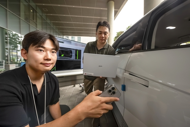 ▲ LG이노텍 직원이 차세대 디지털키 솔루션을 시연하고 있다.ⓒLG이노텍