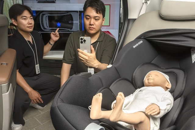 ▲ LG이노텍 직원이 차세대 디지털키 솔루션의 '아동 감지(CPD)' 기능을 시연하고 있다.ⓒLG이노텍