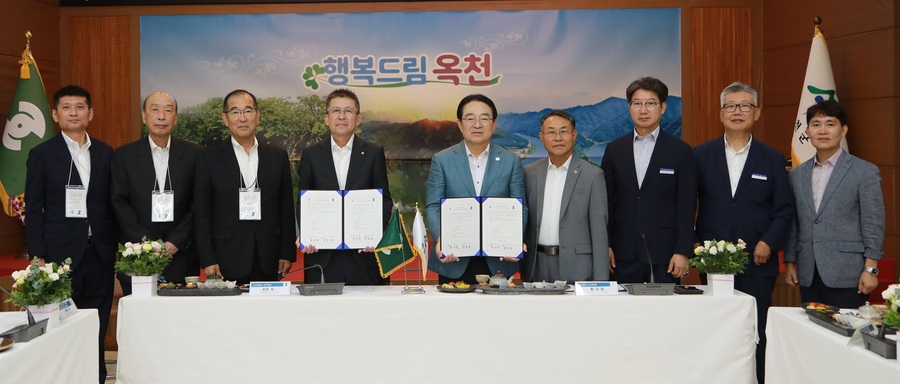 ▲ 충북 옥천군이 15일 자매결연도시인 일본 고노헤마치 대표단과 교류협의회를 열고 교류 재개를 위한 협약식을 했다. ⓒ옥천군