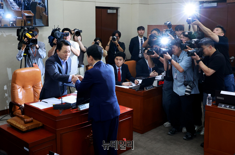 ▲ 안규백 국방부 장관 후보자가 15일 오전 국회 국방위원회에서 열린 인사청문회에서 성일종 위원장에게 선서문을 전달하고 있다.ⓒ이종현 기자