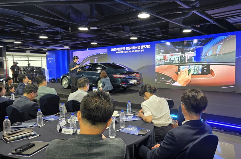 ▲ 15일 충청남도 천안시에 위치한 SK렌터카 오토옥션에서 열린 ‘2025 대한민국 모빌리티산업 심포지엄’에서 SK렌터카의 라이브커머스가 시연되고 있다. ⓒ자동차기자협회