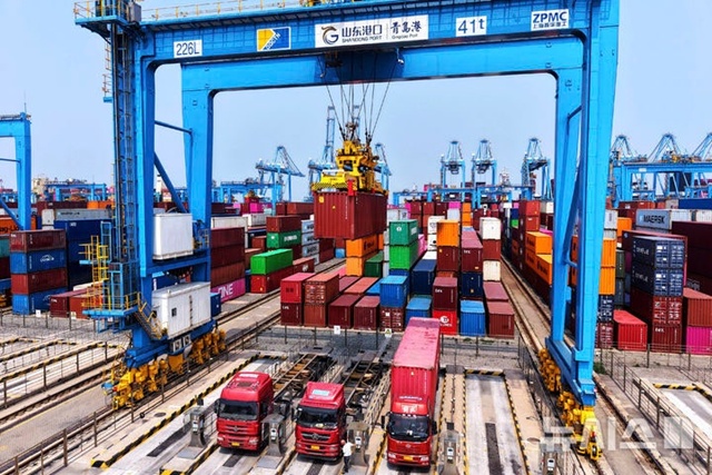 ▲ 중국 산둥성 칭다오에 있는 전용부두에서 컨테이너를 선적하고 있다. AP/뉴시스 자료사진. ⓒ뉴시스