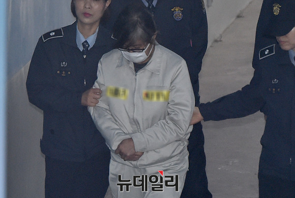 ▲ 박근혜 정부의 국정농단 사건으로 구속된 최서원 씨가 지난 2017년 4월 7일 서울 서초구 서울중앙지방법원에서 열린 11차 공판에 출석하고 있다. ⓒ이종현 기자