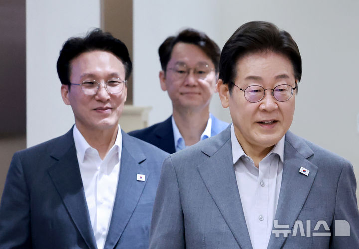 ▲ 이재명 대통령이 15일 서울 용산 대통령실 청사에서 열린 국무회의에 입장하고 있다. ⓒ뉴시스