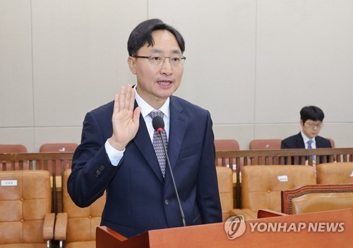 ▲ 임광현 국세청장 후보자가 국회 인사 청문회에 앞서 선서를 하고 있다. /연합뉴스