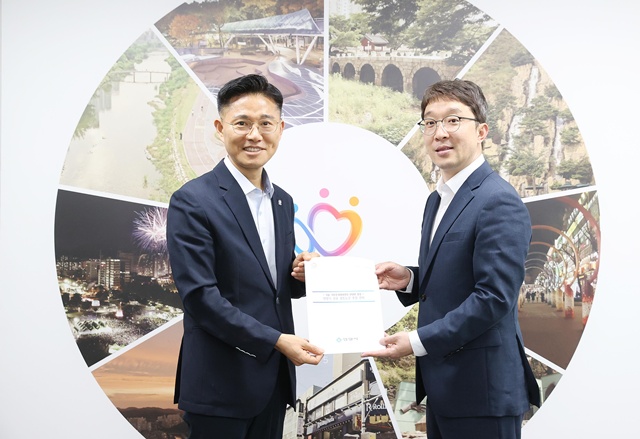 ▲ 이계삼 안양시 부시장(왼쪽)과 김기범 경기도 철도항만물류국장이 지난 11일 안양시청에서 서울 서부선·위례과천선 안양권 연장 추진을 위한 면담 후 기념촬영을 하고 있다. ⓒ안양시 제공