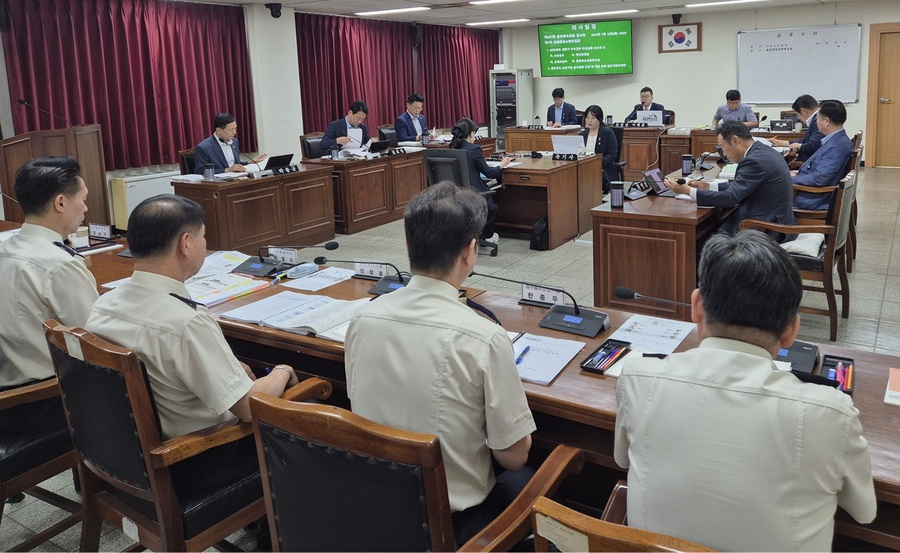 ▲ 충북도의회 건설환경소방위원회(위원장 이태훈)는 15일 제427회 임시회 1차 회의를 열고 소방본부, 재난안전실, 균형건설국 등에 대한 2025년도 주요업무 추진 상황을 청취했다. ⓒ충북도의회