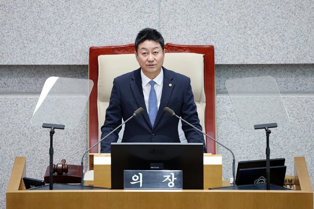 ▲ 김진경 경기도의회 의장이 15일 도의회에서 열린 제385회 임시회에서 개회사를 하고 있다. ⓒ경기도의회 제공