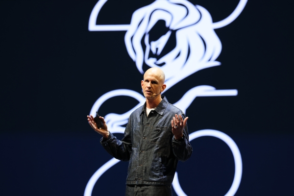 ▲ 칸라이언즈에서 강연하는 토르 마이런(Tor Myhren) 애플 마케팅 커뮤니케이션 부사장. ⓒ칸라이언즈