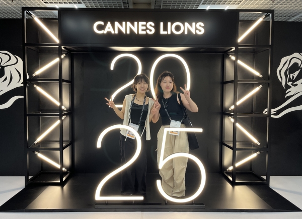 ▲ (왼쪽부터) 대학생 공모전 '2025 드림라이언즈' 그랑프리 수상자 김현지, 신하은 성신여대 학생. ⓒ신하은