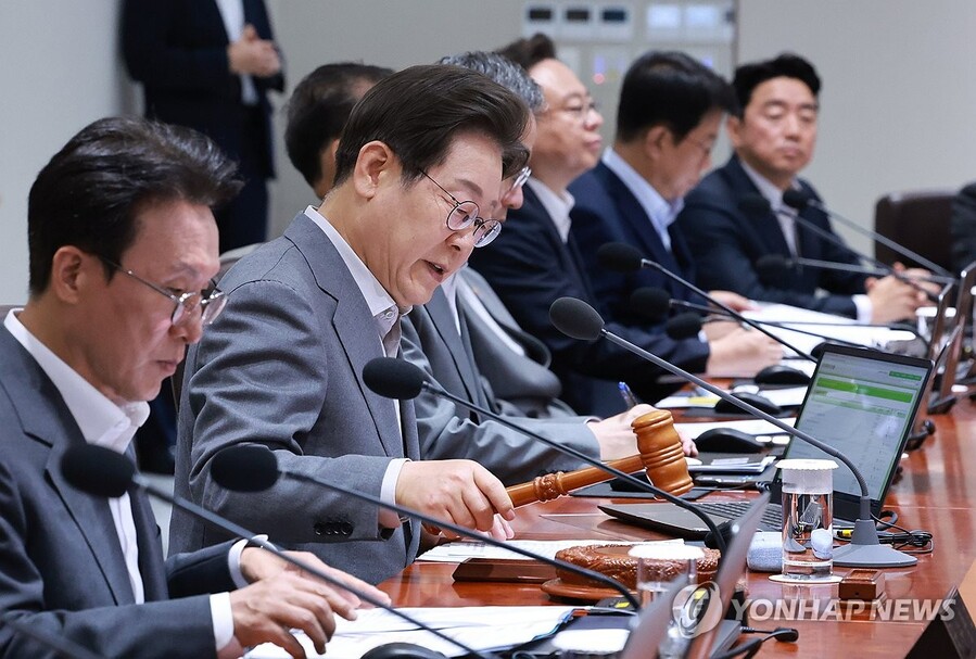 ▲ 이재명 대통령이 15일 서울 용산 대통령실 청사에서 열린 국무회의에서 의사봉을 두드리며 개회 선언을 하고 있다ⓒ연합뉴스