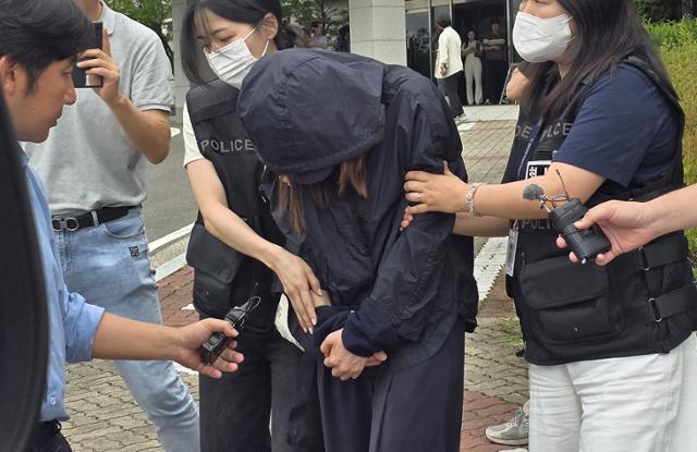 ▲ 시험지를 빼돌리려 한밤중 고등학교에 무단 침입한 혐의를 받는 학부모가 15일 영장실질심사를 위해 대구지법 안동지원에 출석하고 있다. ⓒ연합뉴스