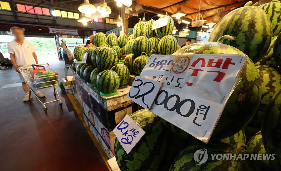 ▲ 15일 서울 시내의 한 시장에 수박이 진열돼 있다. ⓒ연합뉴스