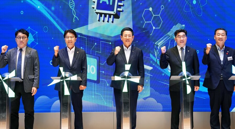 ▲ 김영록 전라남도지사가 15일 전남동부청사 이순신강당에서 열린 ‘전남형 청년창업사관학교 입교식’에 참석, 주요 내빈과 퍼포먼스를 하고 있다.
ⓒ전라남도 제공