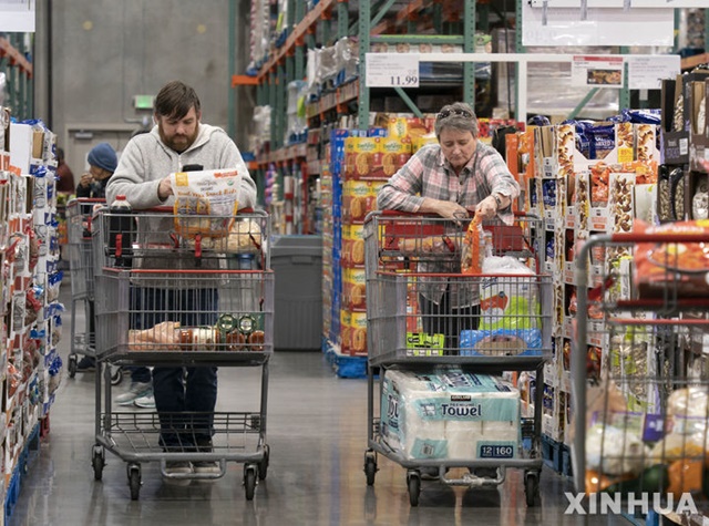 ▲ 미국 캘리포니아주 포스터시티의 한 슈퍼마켓에서 주민들이 물건을 사고 있다. 240112 신화/뉴시스. ⓒ뉴시스