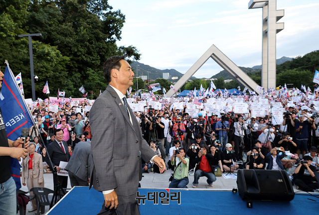 ▲ 모스 탄 전 미 국무부 국제형사사법 대사가 15일 오후 서울 관악구 서울대 정문에서 열린 트루스포럼 특별강연에 초청돼 특강을 하고 있다. 특별강연은 이날 오후 5시 서울대 호암교수회관에서 개최할 예정이었지만 학교측이 불허했다. 정상윤기자