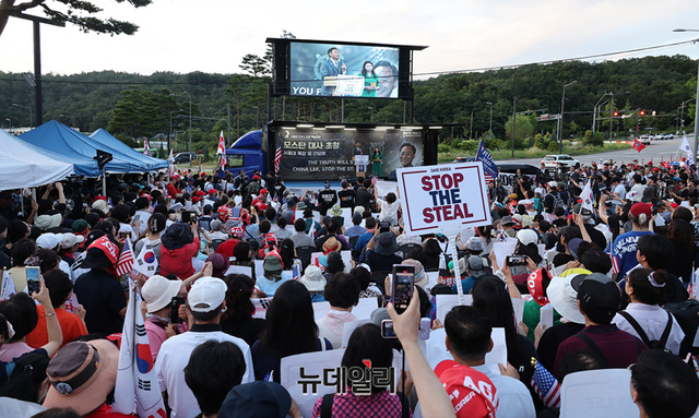 ▲ 수천 명의 시민들이 서울대 정문 앞에서 열린 모스 탄 대사의 강연을 들으며 환호하고 있다. 정상윤기자