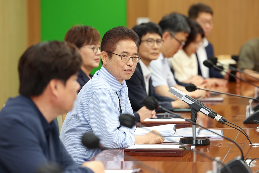 ▲ 이철우 경북도지사는 15일 간부회의에서 폭염·폭우 등 재난 대응강화와 2025 경북 경주 APEC을 계기로 대한민국과 세계에 경북을 알리는 기회가 되도록 최선을 다할 것을 주문했다.ⓒ경북도