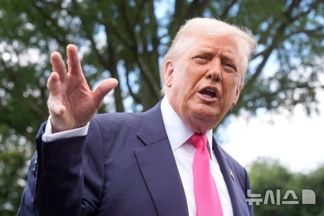 ▲ 도널드 트럼프 미국 대통령이 백악관을 떠나며 기자들의 질문에 답변하고 있다. 250715 AP/뉴시스. ⓒ뉴시스