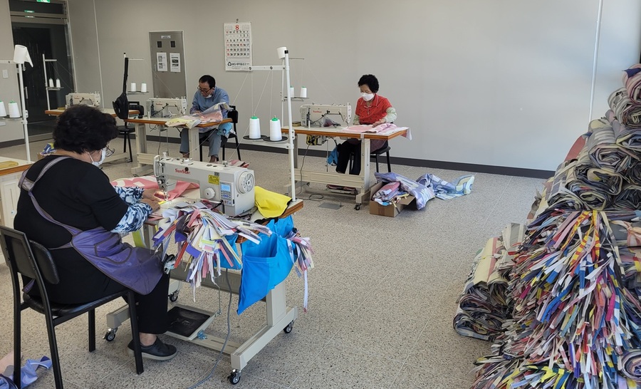 ▲ 음성군 지자체노인일자리 역량활용사업 시니어자원순환단이 현수막 재활용 공공용봉투 제작사업을 하고 있다. ⓒ음성군