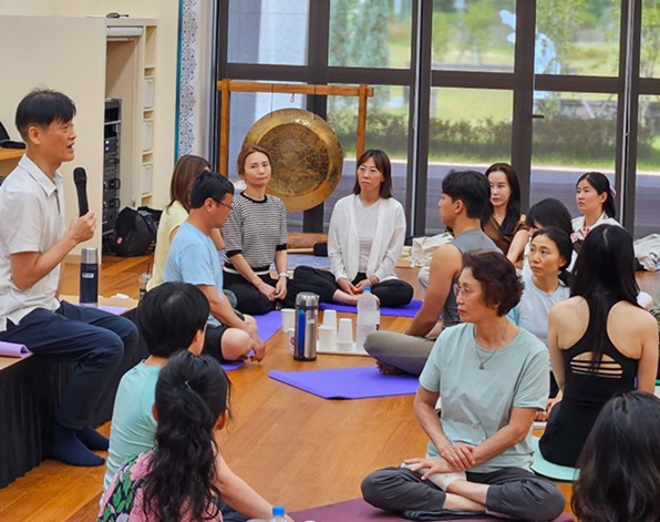 ▲ 박승태 요가명상학과 학과장(왼쪽)이 '차와 오감명상' 수련을 지도하고 있다.ⓒ원광디지털대