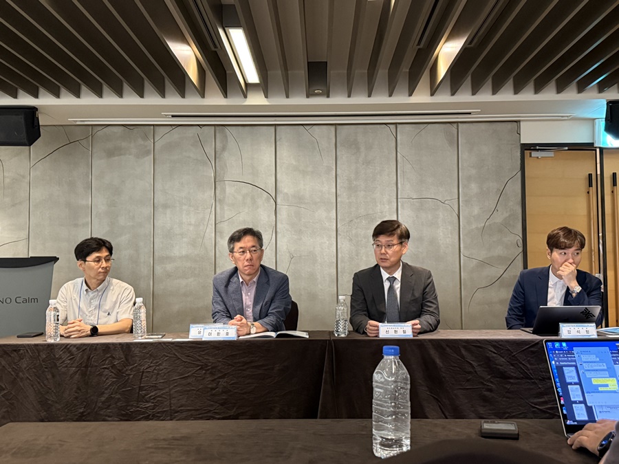 ▲ 반도체공학회가 15일 여수 소노캄에서 기자간담회를 개최했다. 왼쪽부터 남일구 부산대 전기컴퓨터공학부 교수, 이한호 인하대 정보통신공학과 교수, 신현철 반도체공학회장(광운대 반도체시스템공학부 교수), 강석형 포항공대 전자전기공학과 교수.ⓒ윤아름 기자