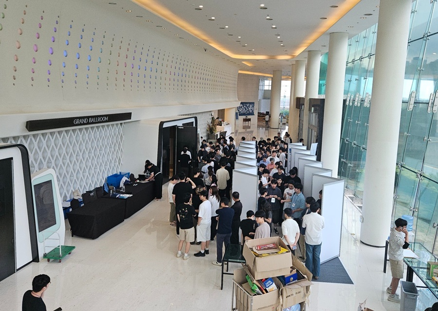 ▲ 반도체공학회가  지난 13일부터 16일까지 여수 소노캄에서 하계학술대회를 개최했다. 컨퍼런스 장에 들어가기 위해 대기하고 있는 참가자들의 모습. ⓒ윤아름 기자