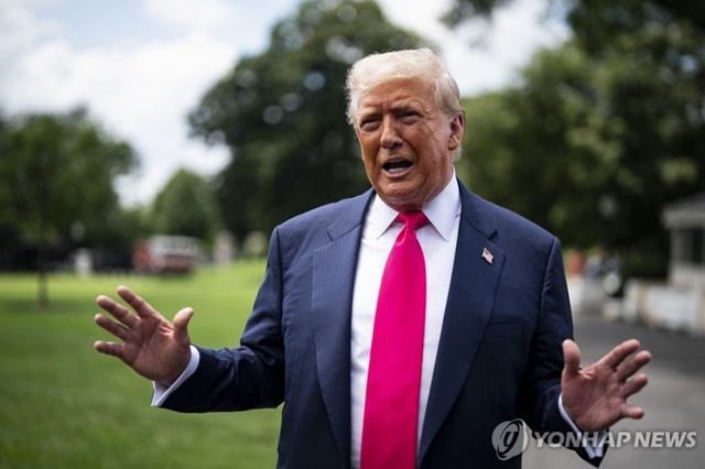 ▲ 도널드 트럼프 미국 대통령이 미국 백악관에서 펜실베이니아주 방문을 위해 출발하면서 기자들의 질문에 답하고 있다. 250715 UPI 연합뉴스 자료사진. ⓒ연합뉴스