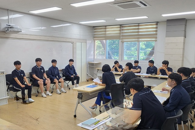 ▲ 한동대 대학일자리플러스센터가 포항흥해공업고등학교에서 모의면접 컨설팅을 실시하고 있다.ⓒ한동대